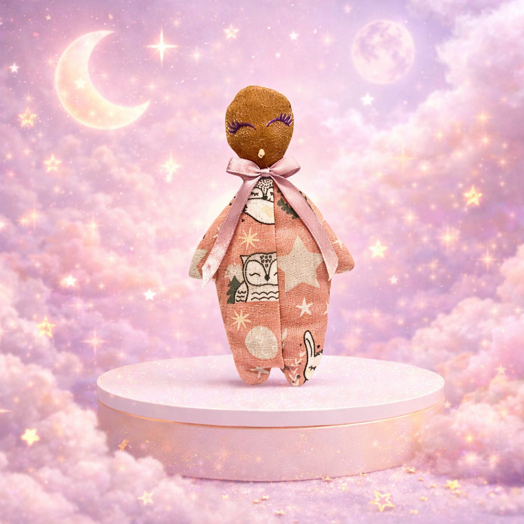 La poupéemoi est sur un socle de présentation avec différentes couleurs qui rappellent l'univers des petit animaux de la foret la poupéemoi sert a reparer l'enfant blessé qui vit encore en chacun de nous