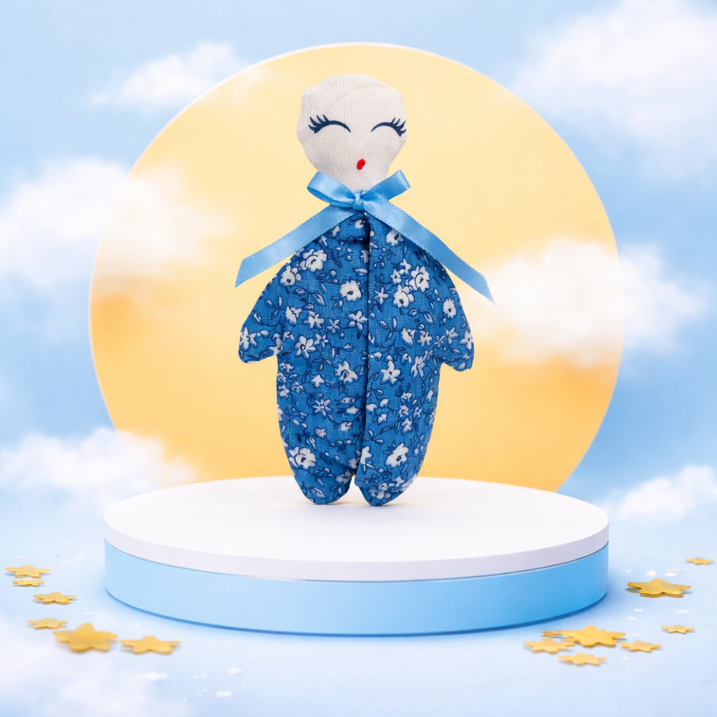 La poupéemoi est sur un socle de présentation avec différentes acouleurs qui rappellent l'univers manga la poupéemoi sert a reparer l'enfant blessé qui vit encore en chacun de nous